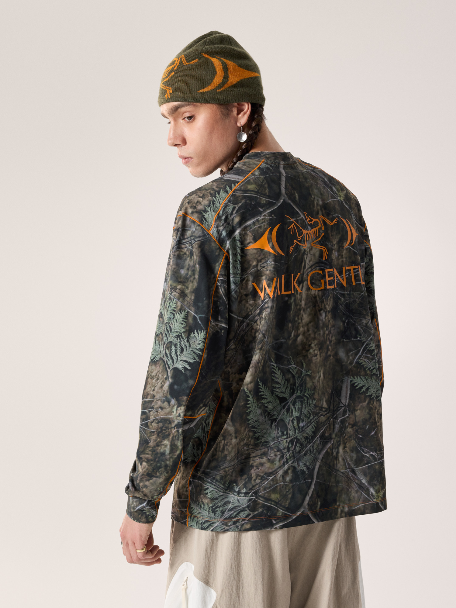 Product Image https://product.arcteryx.co.kr/images/products/687020/F26_X000010628_details_Real_Cedar_Shirt_LS_Walk_Gently_Real_Cedar_Back_View.jpg