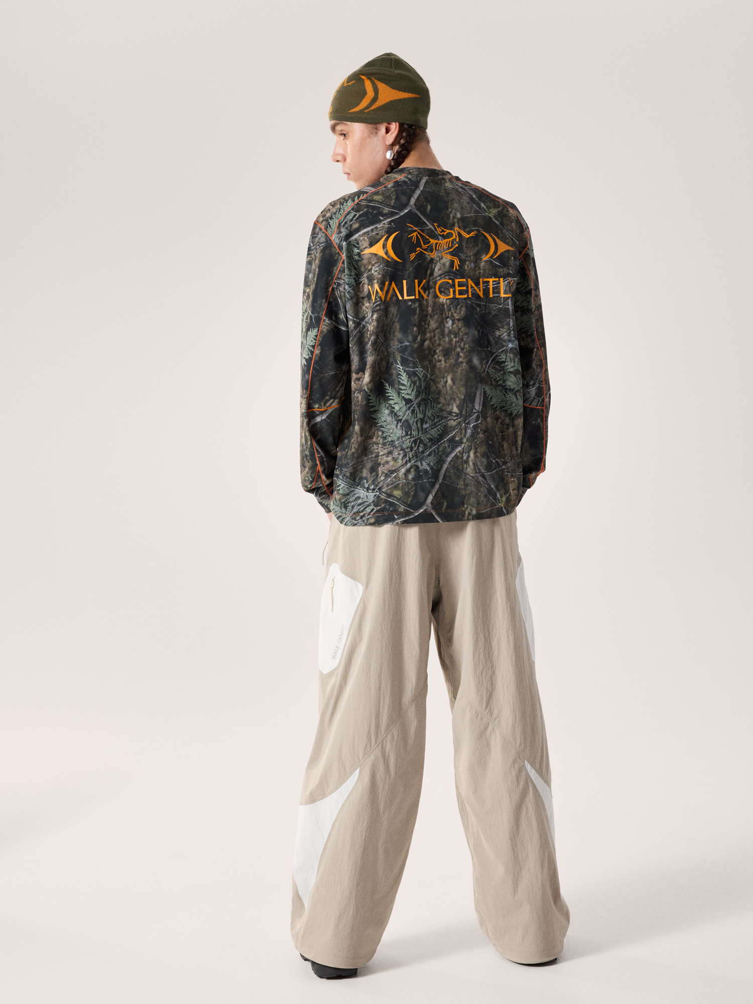 Product Image https://product.arcteryx.co.kr/images/products/687020/F26_X000010628_details_Real_Cedar_Shirt_LS_Walk_Gently_Real_Cedar_Full_Body.jpg