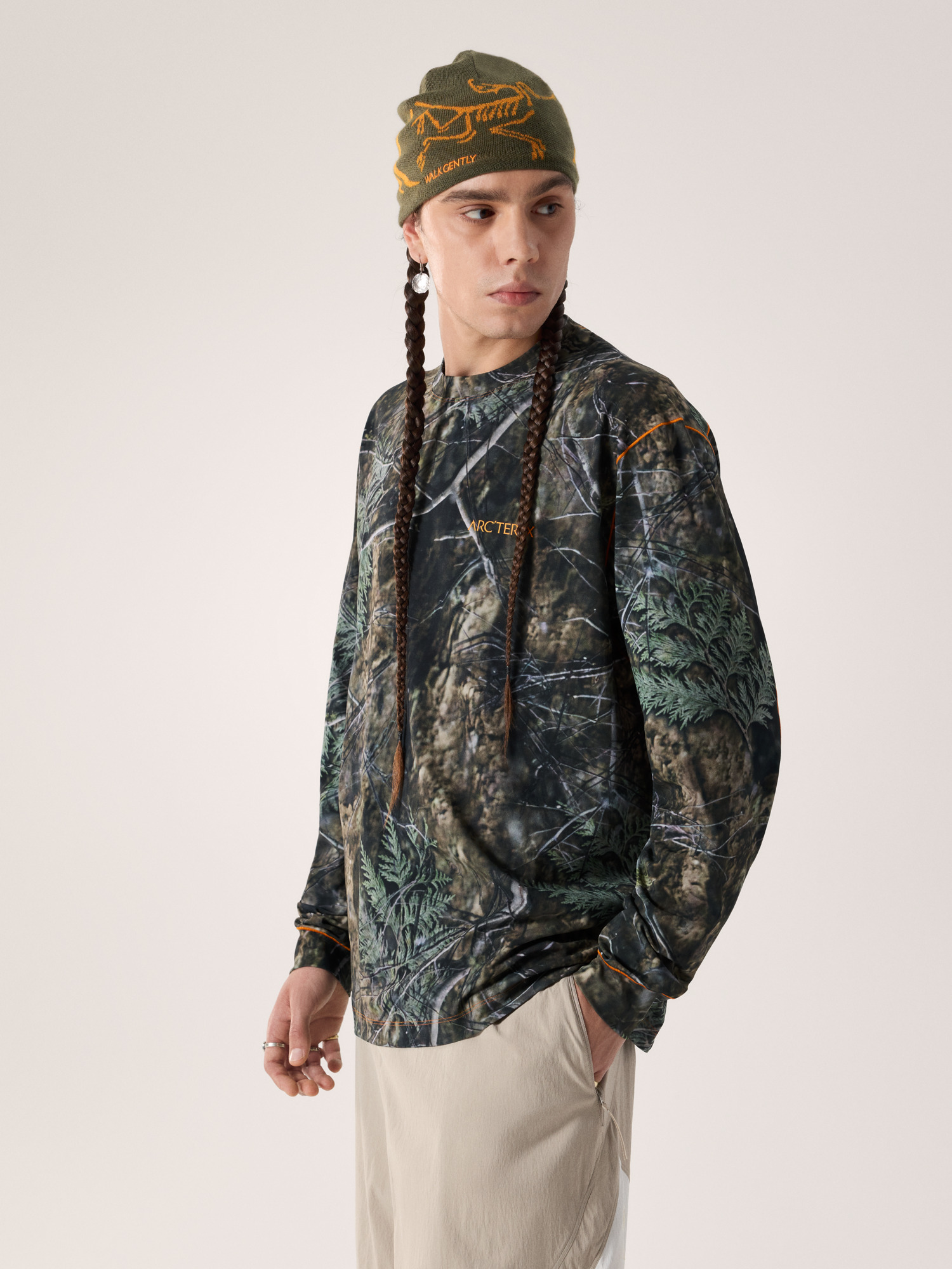 Product Image https://product.arcteryx.co.kr/images/products/687020/F26_X000010628_details_Real_Cedar_Shirt_LS_Walk_Gently_Real_Cedar_Side_View.jpg